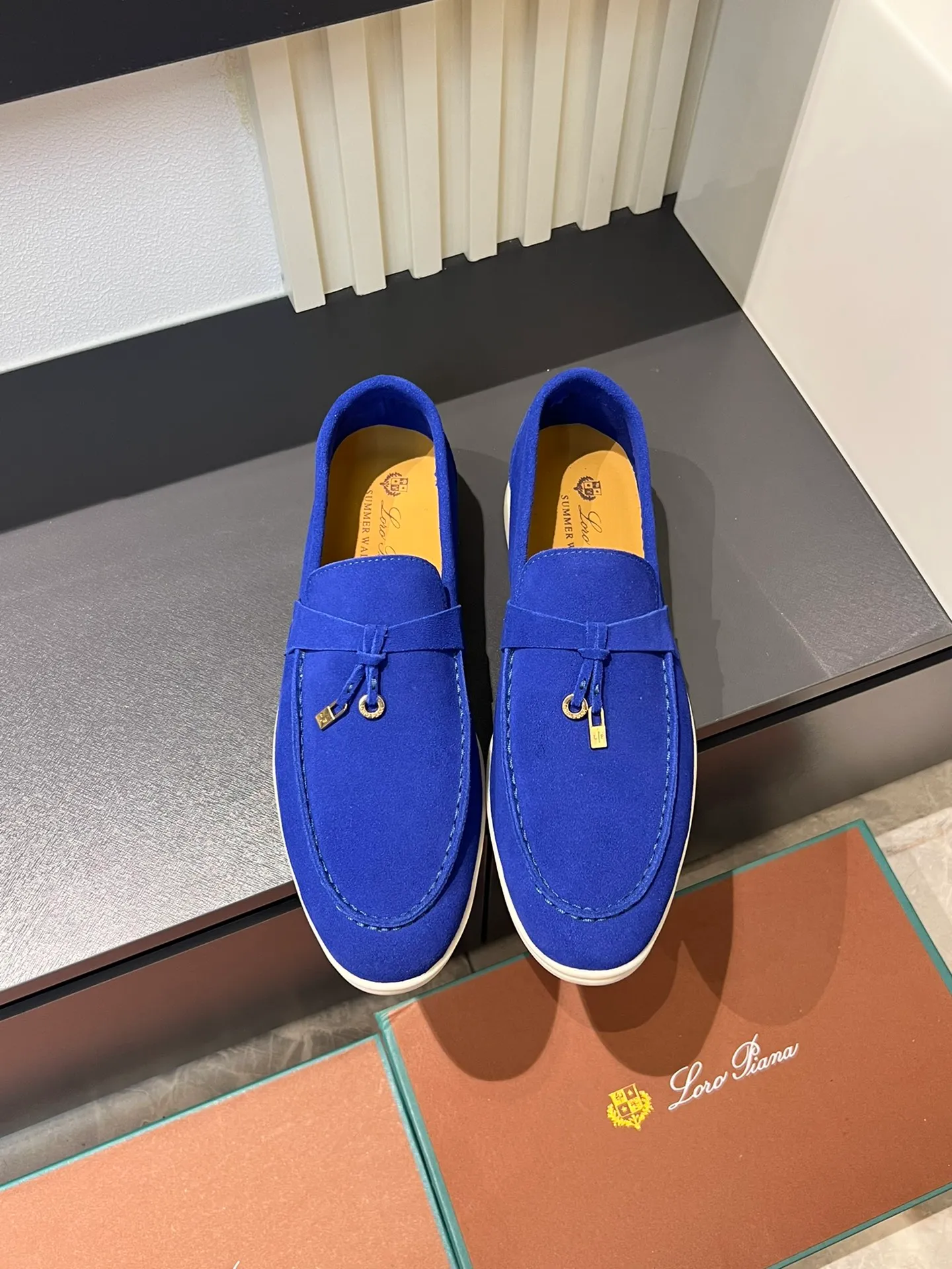 Men's shoes 💰p360 "Loro men's shoes 💰pian'*" Classic L men's shoes for couples 💰p Top version British flat loafers, a must-have item in old money style, the minimalist design is eye-catching and durable, a plus point for dressing The soft foot feel and texture are outstanding. They don’t scratch your feet and are very nice. They are matched with soft and waxy soles. They can be worn daily for a long time without getting tired. They are easy to wear, versatile and classic items, with perfect foot feel and texture! Imported cashmere fabric, the lining is made of imported A-grade water-dyed cow lining, the top version of the genuine leather midsole is sewn with pure handmade mark thread! Size: Female 35-40 (34. Customized) Male 38-44 (45.46. Customized)